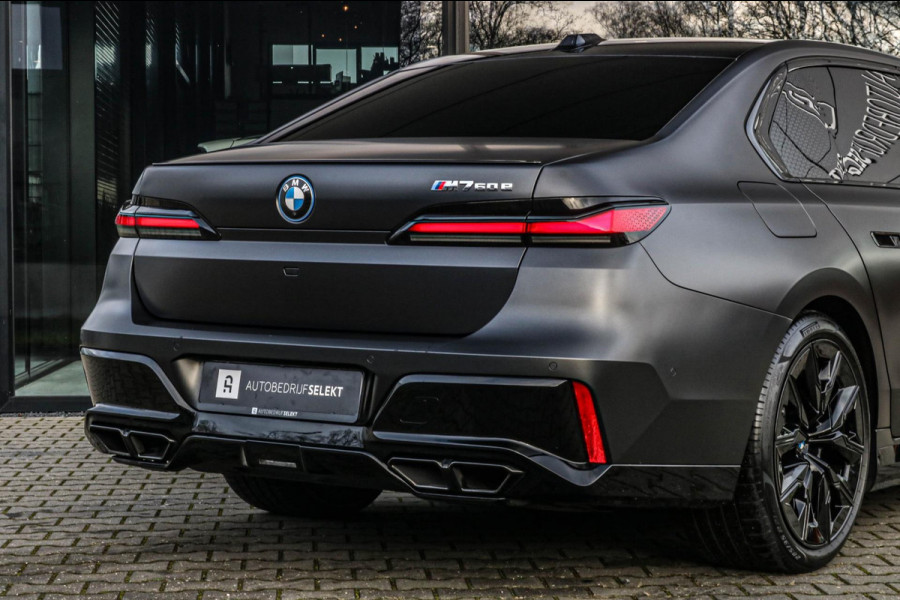 BMW 7 Serie M760e xDrive - Frozen Deep Grey - Lounge & Entertainment - Bowers & Wilkins - Aut. Doors - Connoisseur - Iconic Glow