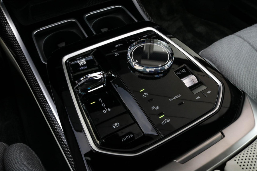 BMW 7 Serie M760e xDrive - Frozen Deep Grey - Lounge & Entertainment - Bowers & Wilkins - Aut. Doors - Connoisseur - Iconic Glow