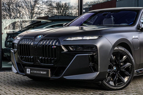BMW 7 Serie M760e xDrive - Frozen Deep Grey - Lounge & Entertainment - Bowers & Wilkins - Aut. Doors - Connoisseur - Iconic Glow