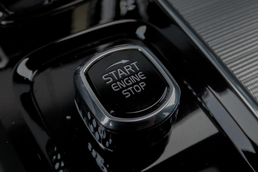 Volvo XC60 2.0 T6 Plug-in hybrid AWD Ultimate Dark | R-DESIGN | LUCHTVERING | PANORAMADAK | TREKHAAK | HARMAN/KARDON