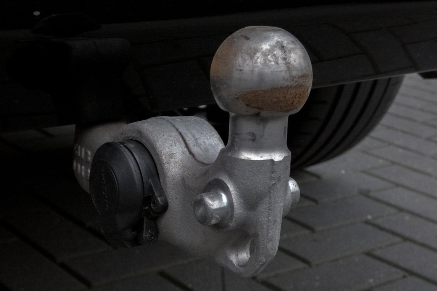 Volvo XC60 2.0 T6 Plug-in hybrid AWD Ultimate Dark | R-DESIGN | LUCHTVERING | PANORAMADAK | TREKHAAK | HARMAN/KARDON