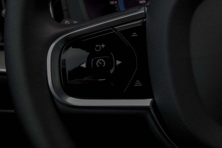 Volvo XC60 2.0 T6 Plug-in hybrid AWD Ultimate Dark | R-DESIGN | LUCHTVERING | PANORAMADAK | TREKHAAK | HARMAN/KARDON