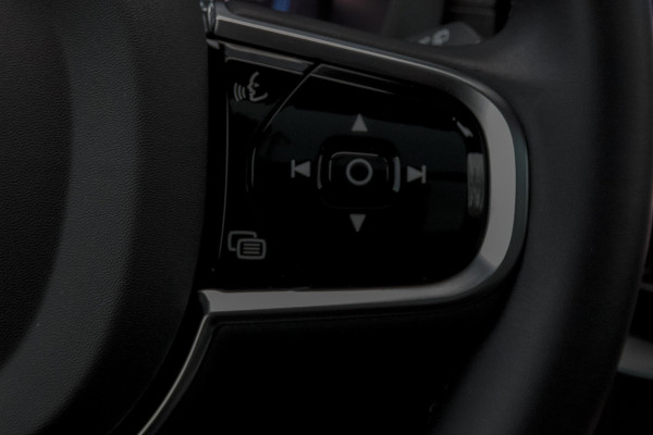 Volvo XC60 2.0 T6 Plug-in hybrid AWD Ultimate Dark | R-DESIGN | LUCHTVERING | PANORAMADAK | TREKHAAK | HARMAN/KARDON