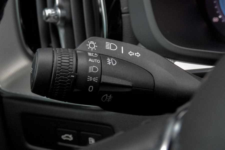 Volvo XC60 2.0 T6 Plug-in hybrid AWD Ultimate Dark | R-DESIGN | LUCHTVERING | PANORAMADAK | TREKHAAK | HARMAN/KARDON