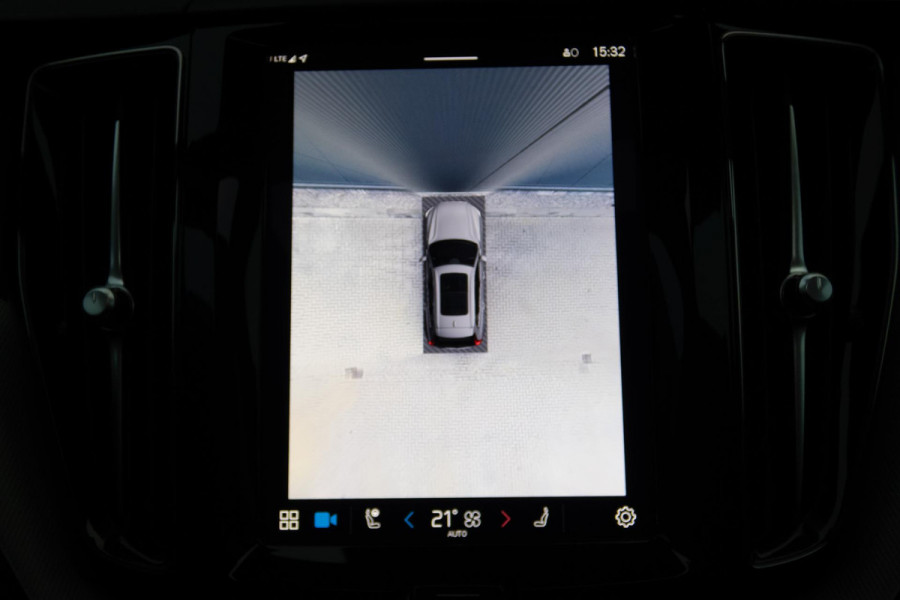 Volvo XC60 2.0 T6 Plug-in hybrid AWD Ultimate Dark | R-DESIGN | LUCHTVERING | PANORAMADAK | TREKHAAK | HARMAN/KARDON