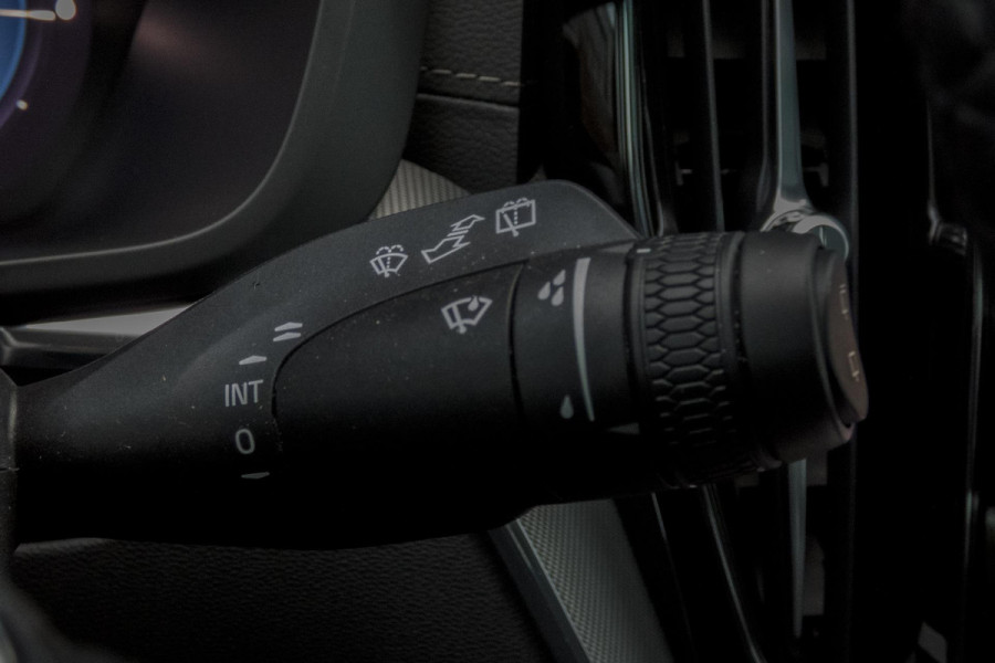 Volvo XC60 2.0 T6 Plug-in hybrid AWD Ultimate Dark | R-DESIGN | LUCHTVERING | PANORAMADAK | TREKHAAK | HARMAN/KARDON