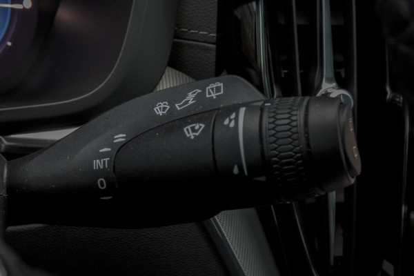 Volvo XC60 2.0 T6 Plug-in hybrid AWD Ultimate Dark | R-DESIGN | LUCHTVERING | PANORAMADAK | TREKHAAK | HARMAN/KARDON