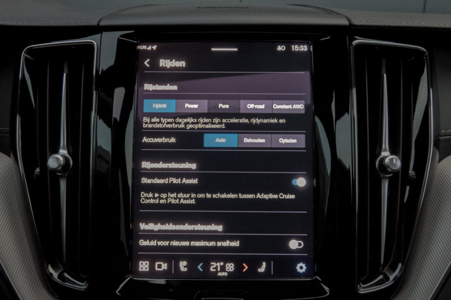 Volvo XC60 2.0 T6 Plug-in hybrid AWD Ultimate Dark | R-DESIGN | LUCHTVERING | PANORAMADAK | TREKHAAK | HARMAN/KARDON