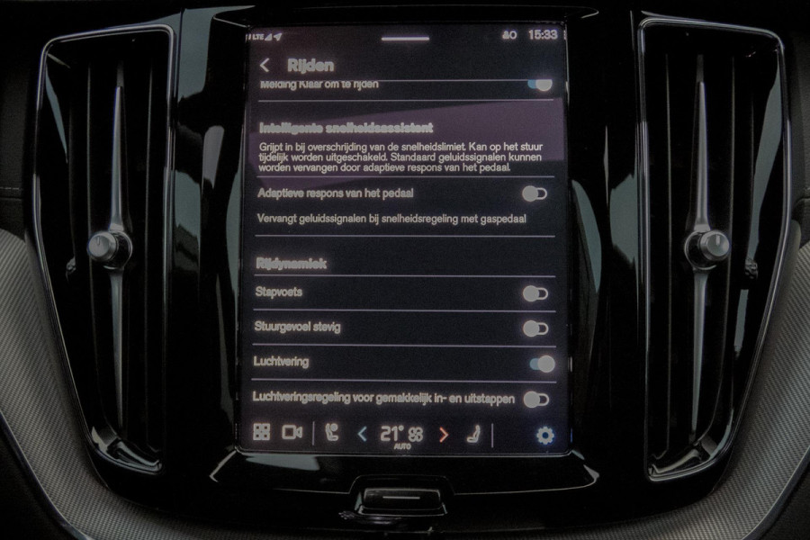 Volvo XC60 2.0 T6 Plug-in hybrid AWD Ultimate Dark | R-DESIGN | LUCHTVERING | PANORAMADAK | TREKHAAK | HARMAN/KARDON