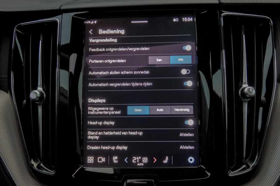 Volvo XC60 2.0 T6 Plug-in hybrid AWD Ultimate Dark | R-DESIGN | LUCHTVERING | PANORAMADAK | TREKHAAK | HARMAN/KARDON