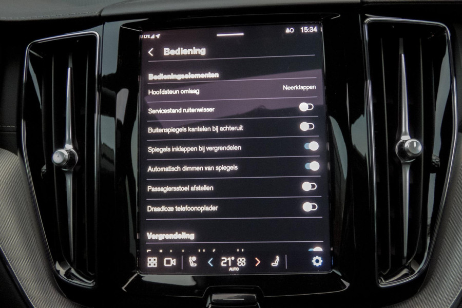 Volvo XC60 2.0 T6 Plug-in hybrid AWD Ultimate Dark | R-DESIGN | LUCHTVERING | PANORAMADAK | TREKHAAK | HARMAN/KARDON