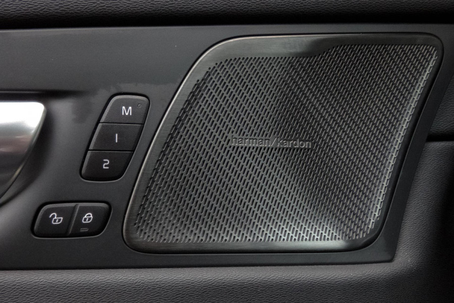 Volvo XC60 2.0 T6 Plug-in hybrid AWD Ultimate Dark | R-DESIGN | LUCHTVERING | PANORAMADAK | TREKHAAK | HARMAN/KARDON