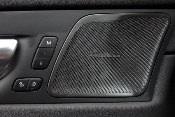 Volvo XC60 2.0 T6 Plug-in hybrid AWD Ultimate Dark | R-DESIGN | LUCHTVERING | PANORAMADAK | TREKHAAK | HARMAN/KARDON