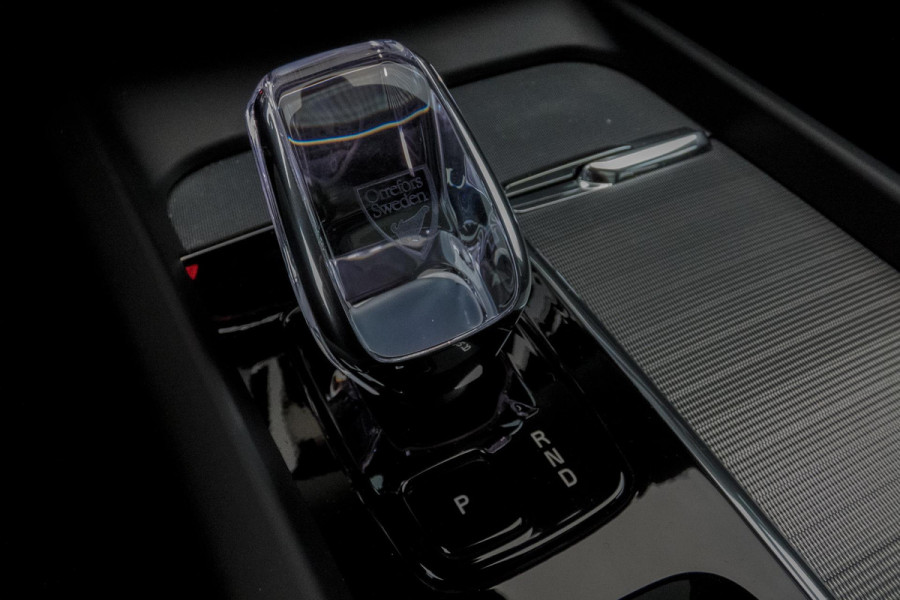 Volvo XC60 2.0 T6 Plug-in hybrid AWD Ultimate Dark | R-DESIGN | LUCHTVERING | PANORAMADAK | TREKHAAK | HARMAN/KARDON