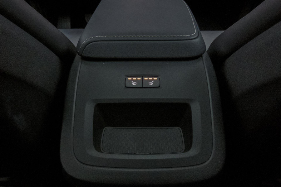 Volvo XC60 2.0 T6 Plug-in hybrid AWD Ultimate Dark | R-DESIGN | LUCHTVERING | PANORAMADAK | TREKHAAK | HARMAN/KARDON