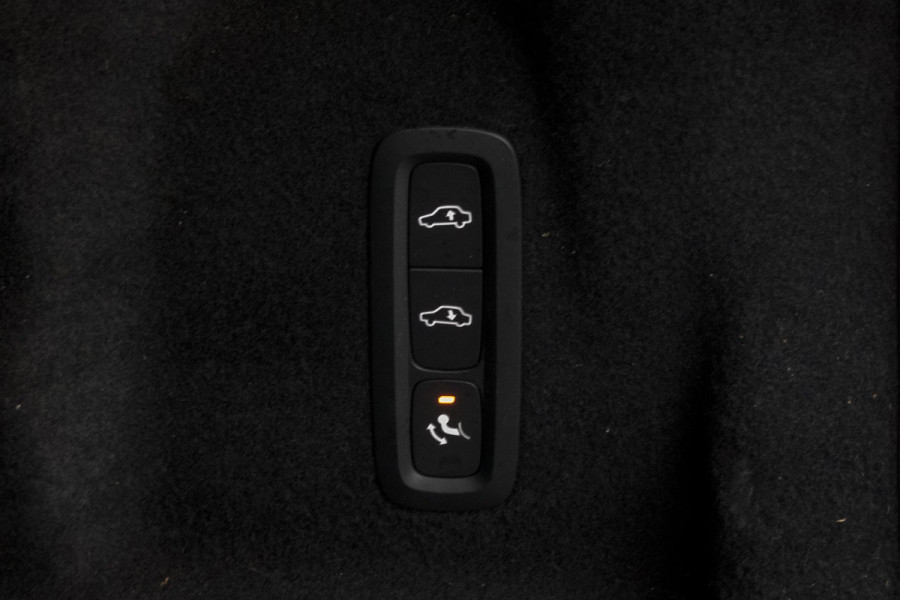 Volvo XC60 2.0 T6 Plug-in hybrid AWD Ultimate Dark | R-DESIGN | LUCHTVERING | PANORAMADAK | TREKHAAK | HARMAN/KARDON