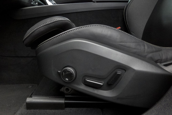 Volvo XC60 2.0 T6 Plug-in hybrid AWD Ultimate Dark | R-DESIGN | LUCHTVERING | PANORAMADAK | TREKHAAK | HARMAN/KARDON