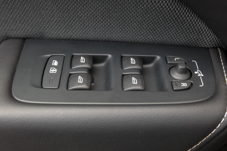 Volvo XC60 2.0 T6 Plug-in hybrid AWD Ultimate Dark | R-DESIGN | LUCHTVERING | PANORAMADAK | TREKHAAK | HARMAN/KARDON