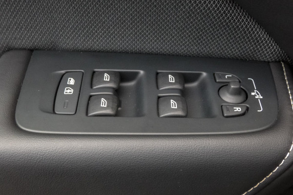 Volvo XC60 2.0 T6 Plug-in hybrid AWD Ultimate Dark | R-DESIGN | LUCHTVERING | PANORAMADAK | TREKHAAK | HARMAN/KARDON