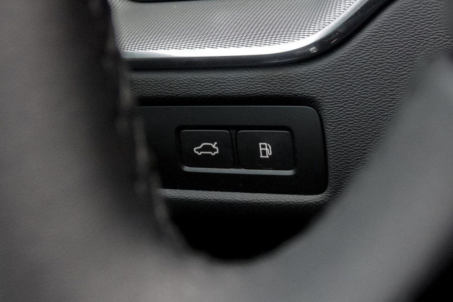 Volvo XC60 2.0 T6 Plug-in hybrid AWD Ultimate Dark | R-DESIGN | LUCHTVERING | PANORAMADAK | TREKHAAK | HARMAN/KARDON