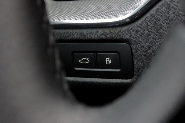 Volvo XC60 2.0 T6 Plug-in hybrid AWD Ultimate Dark | R-DESIGN | LUCHTVERING | PANORAMADAK | TREKHAAK | HARMAN/KARDON