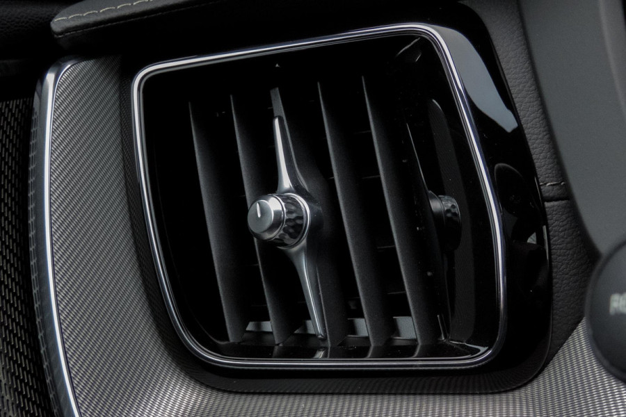 Volvo XC60 2.0 T6 Plug-in hybrid AWD Ultimate Dark | R-DESIGN | LUCHTVERING | PANORAMADAK | TREKHAAK | HARMAN/KARDON