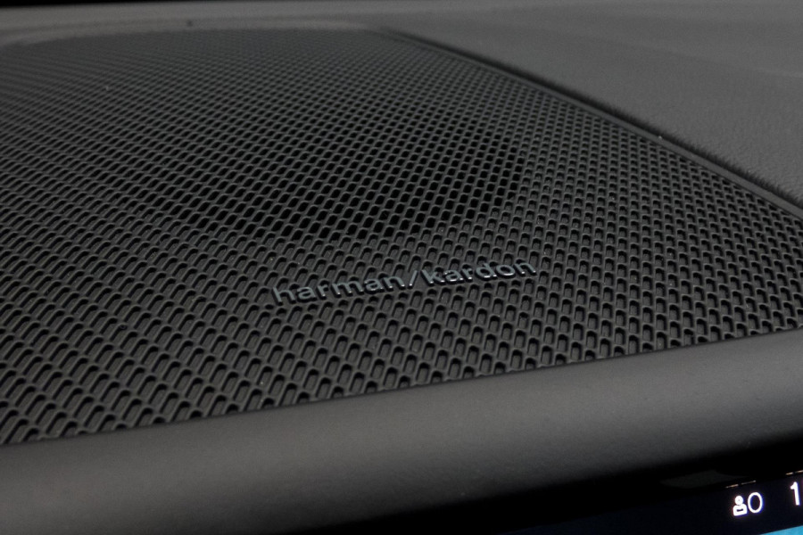 Volvo XC60 2.0 T6 Plug-in hybrid AWD Ultimate Dark | R-DESIGN | LUCHTVERING | PANORAMADAK | TREKHAAK | HARMAN/KARDON