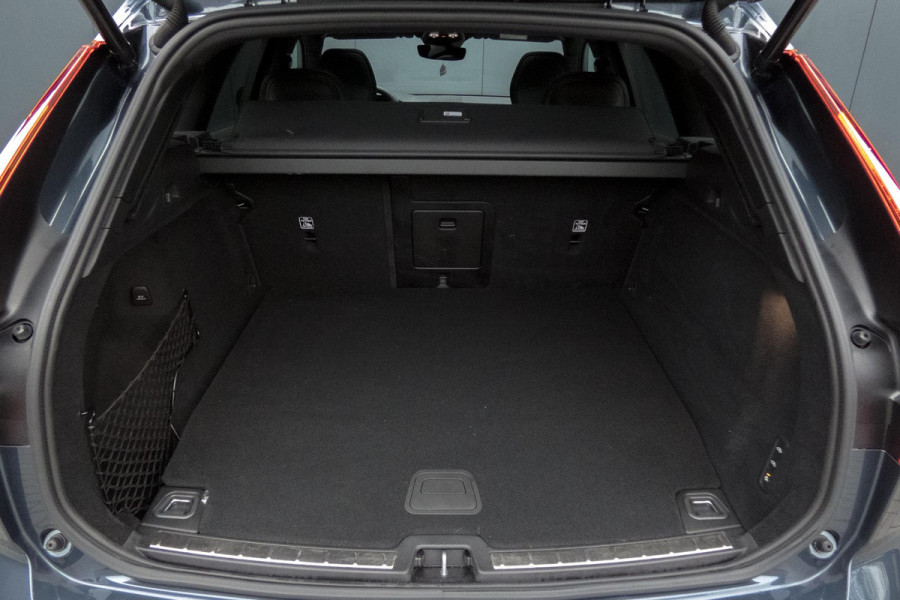 Volvo XC60 2.0 T6 Plug-in hybrid AWD Ultimate Dark | R-DESIGN | LUCHTVERING | PANORAMADAK | TREKHAAK | HARMAN/KARDON