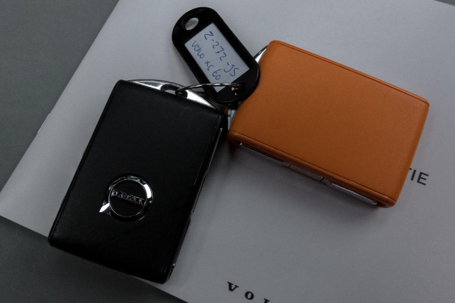 Volvo XC60 2.0 T6 Plug-in hybrid AWD Ultimate Dark | R-DESIGN | LUCHTVERING | PANORAMADAK | TREKHAAK | HARMAN/KARDON