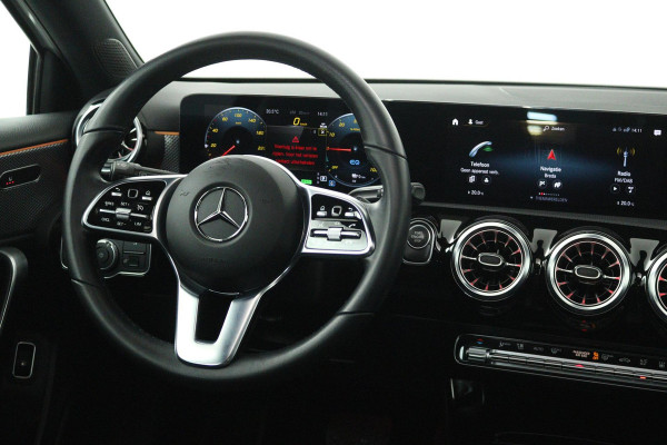 Mercedes-Benz A-Klasse 250 e Luxury Line (PANORAMADAK, TREKHAAK, CAMERA, SFEERVERLICHTING, STOELVERWARMING)