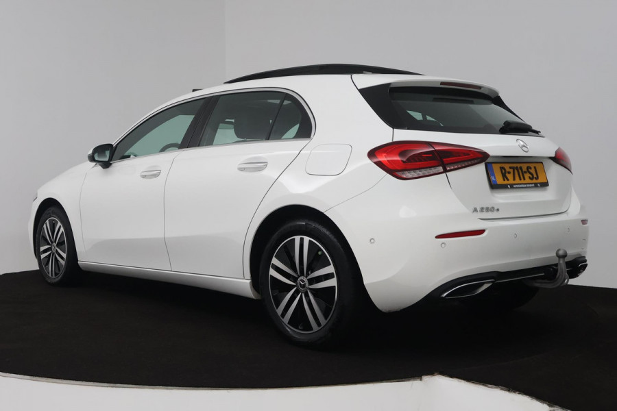 Mercedes-Benz A-Klasse 250 e Luxury Line (PANORAMADAK, TREKHAAK, CAMERA, SFEERVERLICHTING, STOELVERWARMING)