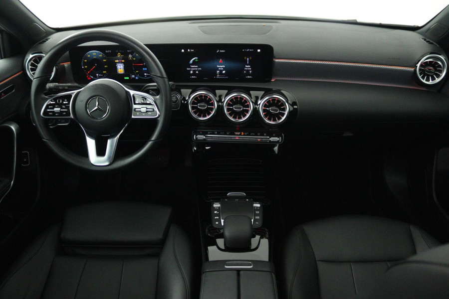 Mercedes-Benz A-Klasse 250 e Luxury Line (PANORAMADAK, TREKHAAK, CAMERA, SFEERVERLICHTING, STOELVERWARMING)