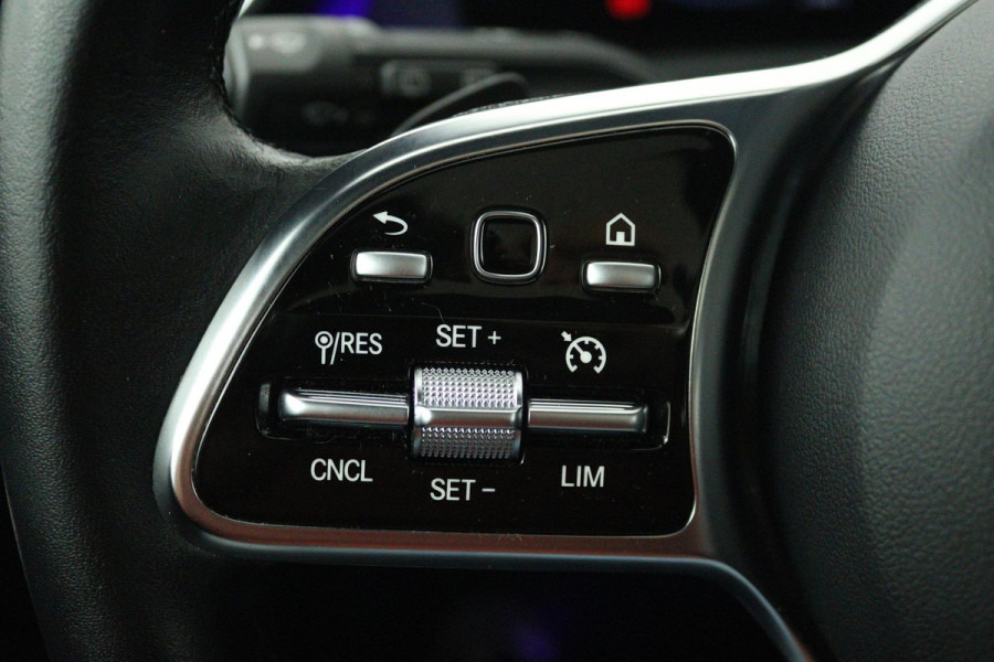 Mercedes-Benz A-Klasse 250 e Luxury Line (PANORAMADAK, TREKHAAK, CAMERA, SFEERVERLICHTING, STOELVERWARMING)