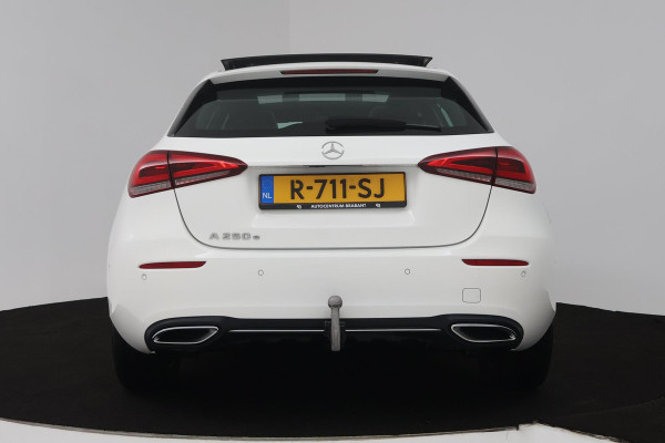Mercedes-Benz A-Klasse 250 e Luxury Line (PANORAMADAK, TREKHAAK, CAMERA, SFEERVERLICHTING, STOELVERWARMING)
