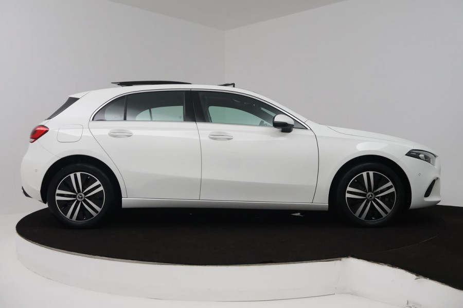 Mercedes-Benz A-Klasse 250 e Luxury Line (PANORAMADAK, TREKHAAK, CAMERA, SFEERVERLICHTING, STOELVERWARMING)