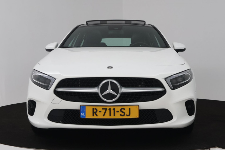 Mercedes-Benz A-Klasse 250 e Luxury Line (PANORAMADAK, TREKHAAK, CAMERA, SFEERVERLICHTING, STOELVERWARMING)
