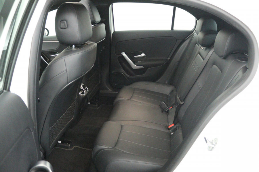 Mercedes-Benz A-Klasse 250 e Luxury Line (PANORAMADAK, TREKHAAK, CAMERA, SFEERVERLICHTING, STOELVERWARMING)