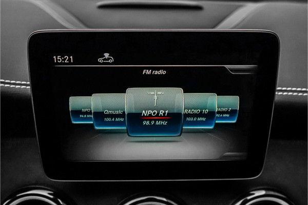 Mercedes-Benz CLA-Klasse 180 AMG-Line Camera LED 18"