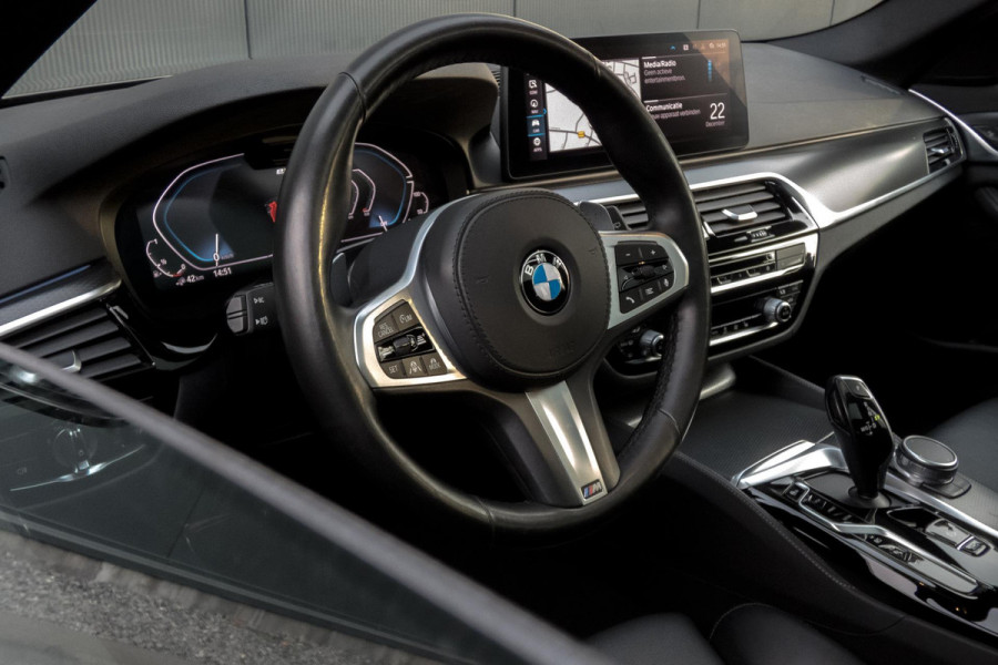 BMW 5 Serie Touring 530e Business Edition Plus | M-PAKKET | ADAPTIEVE CRUISE CONTROL | HEAD UP | PANORAMADAK | 360° CAMERA