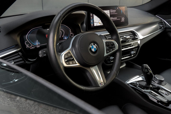 BMW 5 Serie Touring 530e Business Edition Plus | M-PAKKET | ADAPTIEVE CRUISE CONTROL | HEAD UP | PANORAMADAK | 360° CAMERA