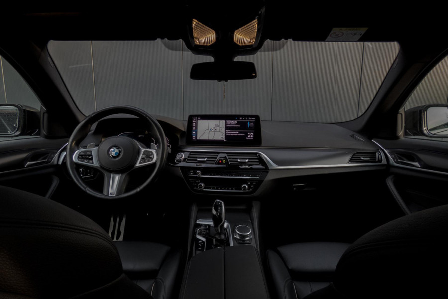 BMW 5 Serie Touring 530e Business Edition Plus | M-PAKKET | ADAPTIEVE CRUISE CONTROL | HEAD UP | PANORAMADAK | 360° CAMERA