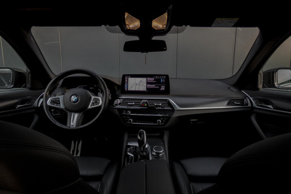 BMW 5 Serie Touring 530e Business Edition Plus | M-PAKKET | ADAPTIEVE CRUISE CONTROL | HEAD UP | PANORAMADAK | 360° CAMERA
