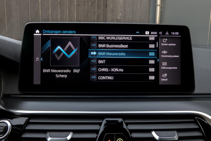 BMW 5 Serie Touring 530e Business Edition Plus | M-PAKKET | ADAPTIEVE CRUISE CONTROL | HEAD UP | PANORAMADAK | 360° CAMERA