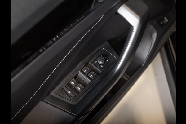 Volkswagen T-Roc 1.5 TSI R-Line Edition / 150pk / Stoel en stuur verwarming / Achteruitrij camera / Keyless /