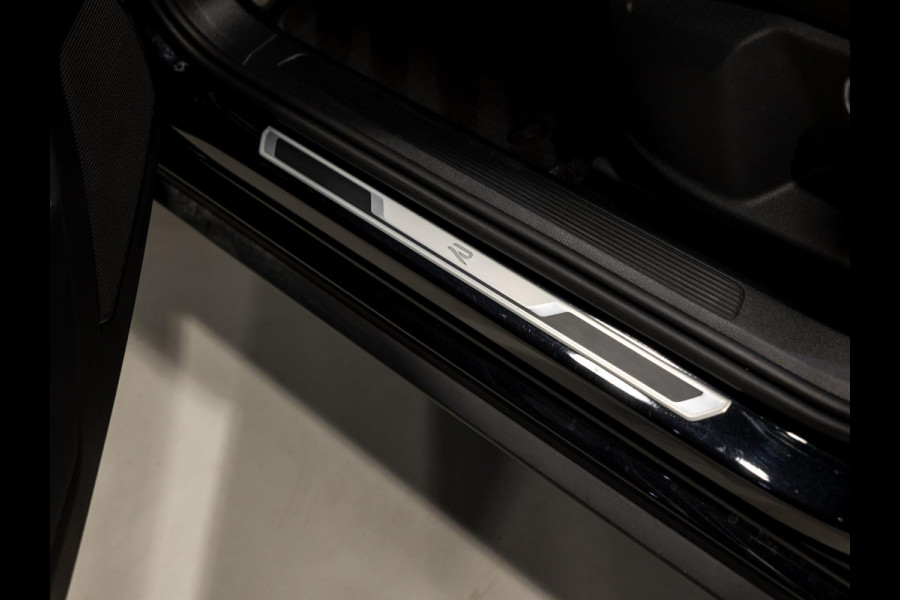 Volkswagen T-Roc 1.5 TSI R-Line Edition / 150pk / Stoel en stuur verwarming / Achteruitrij camera / Keyless /