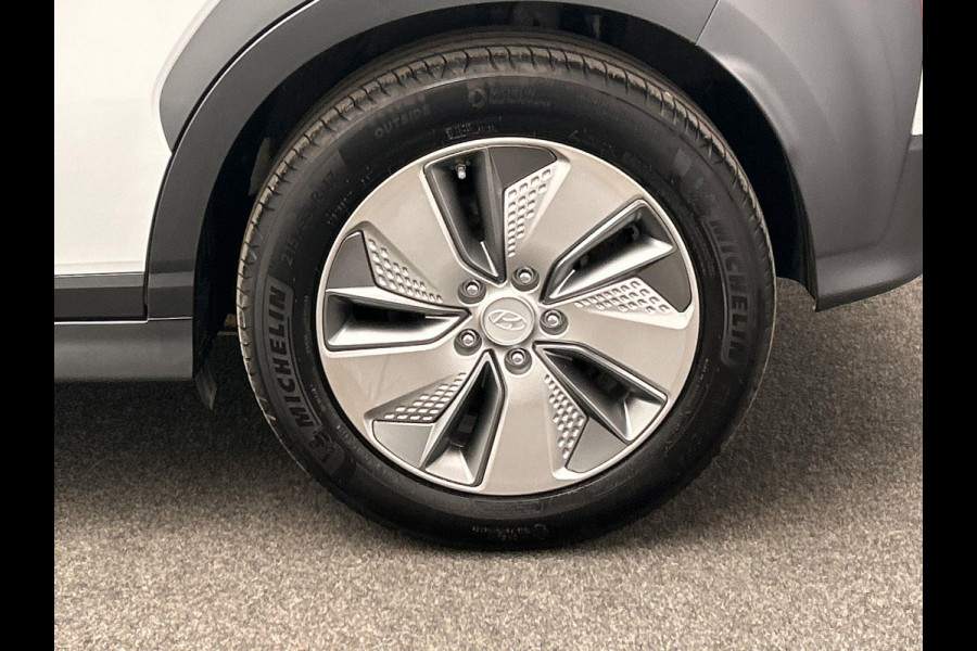 Hyundai Kona EV Comfort 39 kWh * 1e Eigenaar * Carplay Adaptive-cruise Navigatie Camera