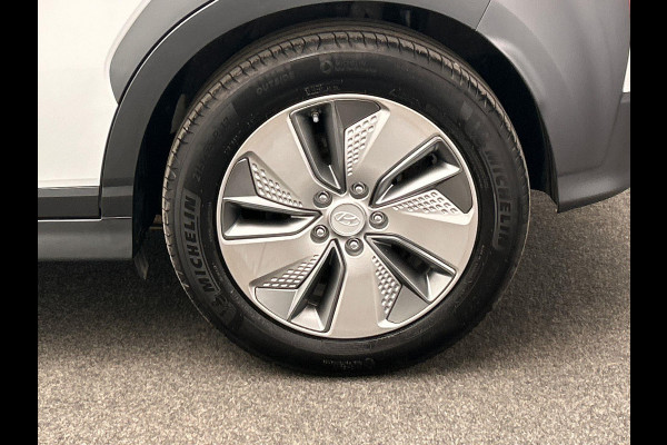 Hyundai Kona EV Comfort 39 kWh * 1e Eigenaar * Carplay Adaptive-cruise Navigatie Camera