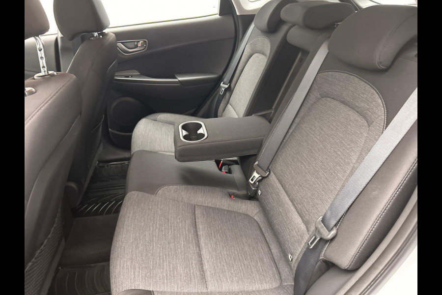 Hyundai Kona EV Comfort 39 kWh * 1e Eigenaar * Carplay Adaptive-cruise Navigatie Camera