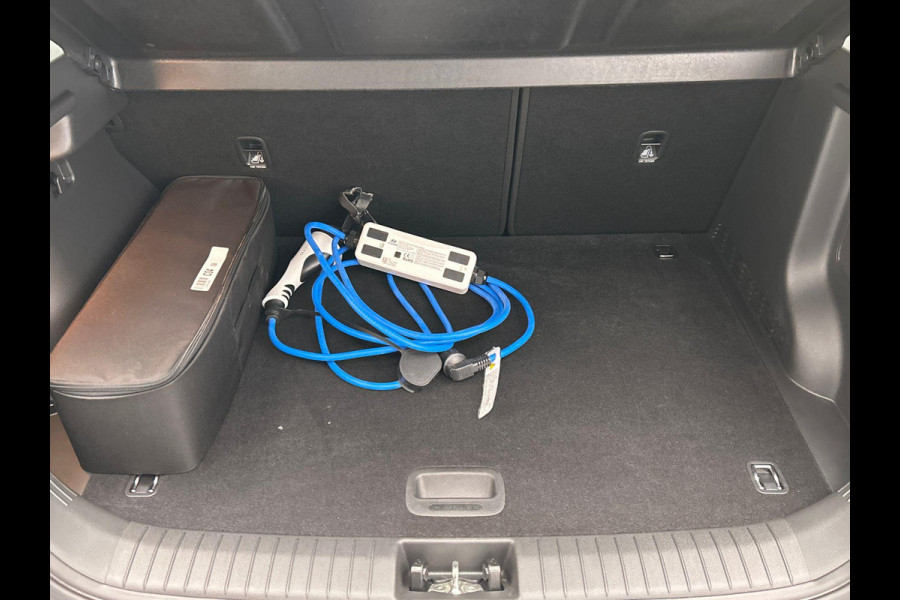 Hyundai Kona EV Comfort 39 kWh * 1e Eigenaar * Carplay Adaptive-cruise Navigatie Camera