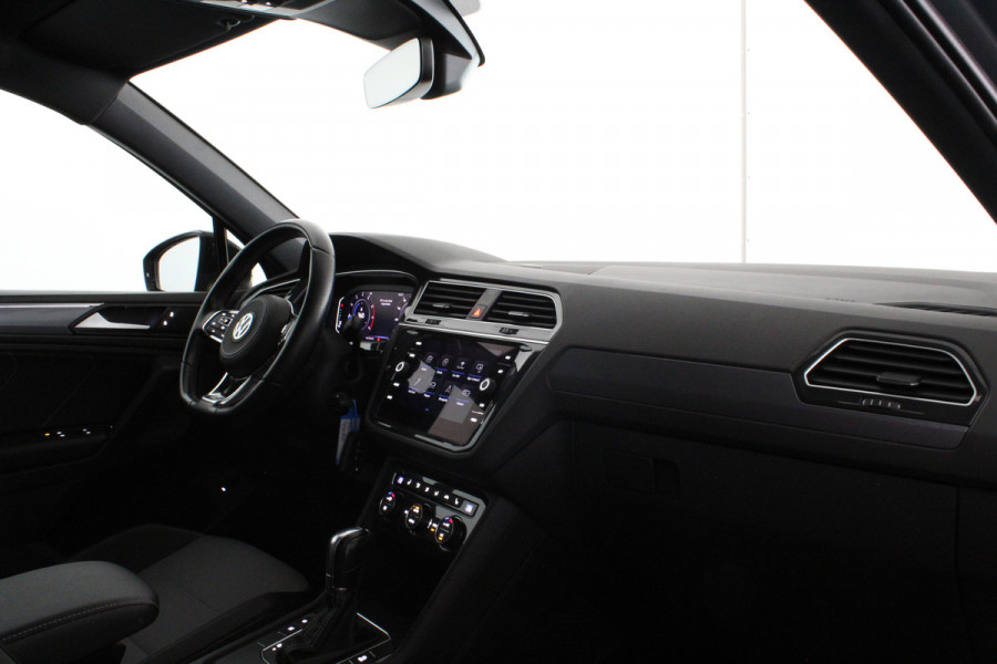Volkswagen Tiguan 1.5 TSI ACT R-Line Black Style 360° camera / Black Style pakket / Trekhaak wegklapbaar / all season banden